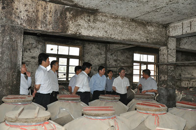 農發行河南省分行黨委書記、行長謝文蒞臨林河酒業和銀河棉業調研